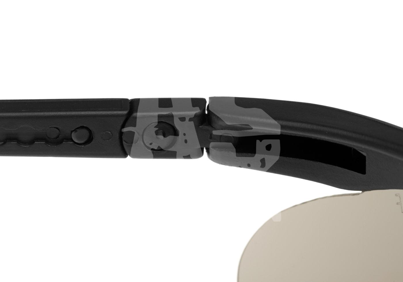 Detailansicht eines schwarzen Brillenrahmens mit Scharnier und leicht getöntem Glas.