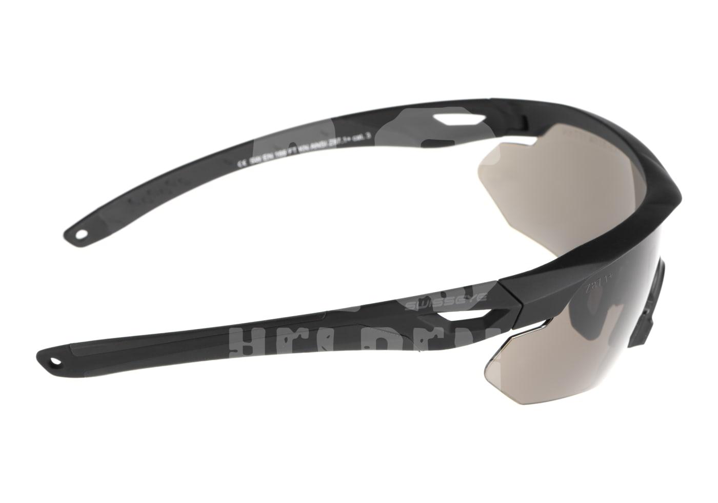 Schwarze Airsoft-Schutzbrille mit getönten Gläsern und Camouflage-Design am Bügel.