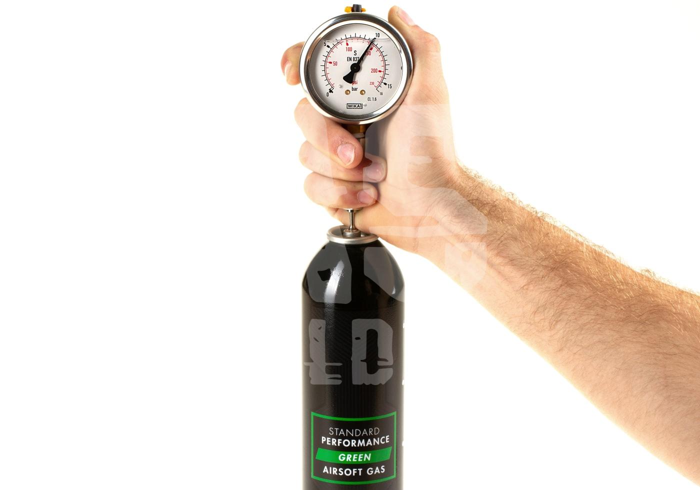 Nimrod Standard Performance Green Gas 500ml Hand hält Manometer auf einer Airsoft-Gasflasche.
