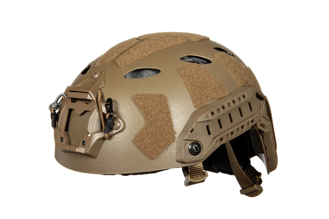Taktischer Airsoft-Helm, sandfarben, mit Klettflächen und Montageschienen.