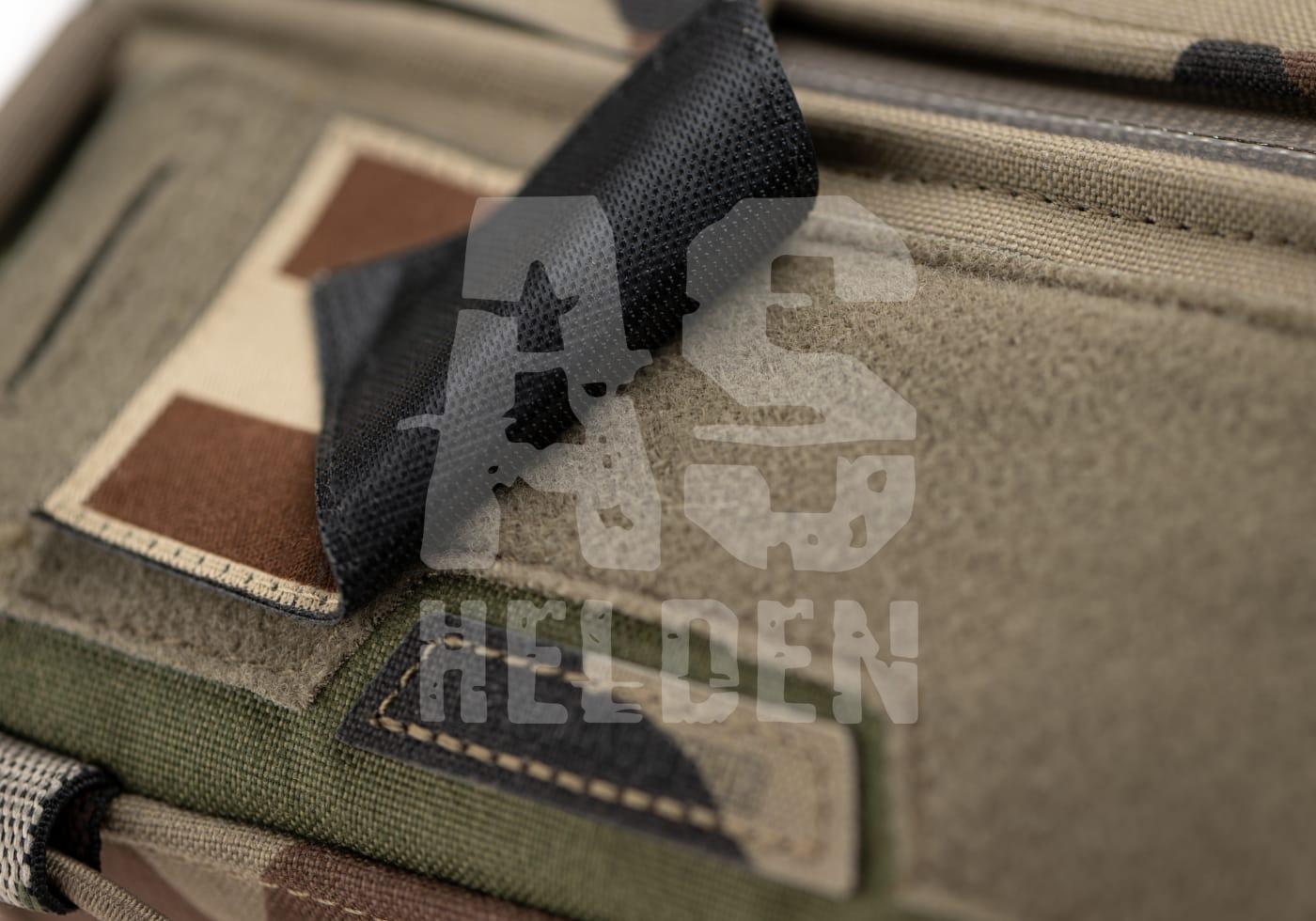 Nahaufnahme eines taktischen Aufbewahrungstasche mit Klettverschluss in Tarnfarben.