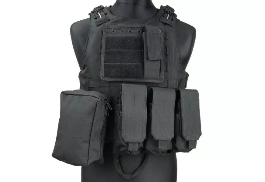 Schwarze taktische Weste mit Magazintaschen und Ausrüstungsbeuteln für Airsoft.