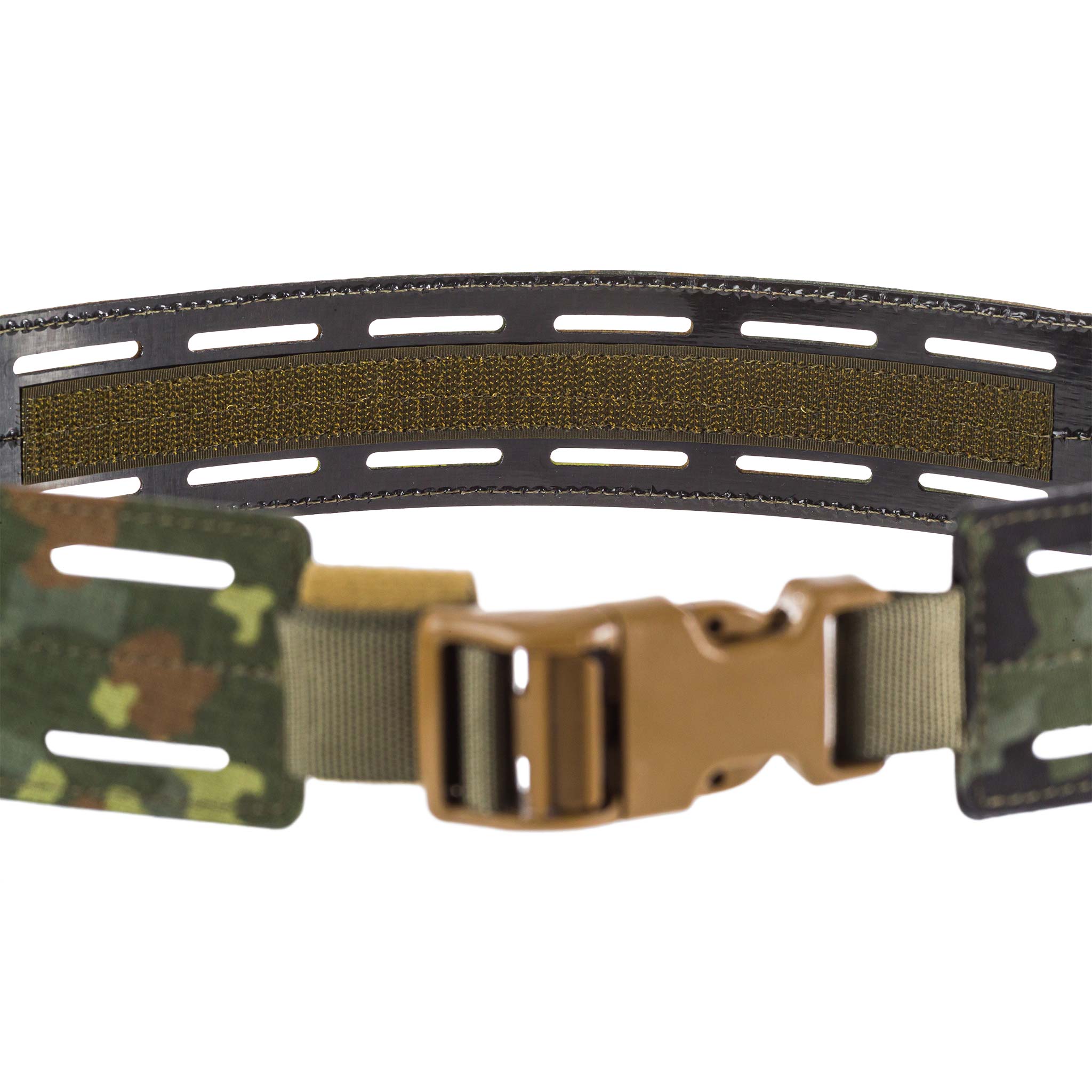 Tarnmuster-Taktikgürtel mit robuster Kunststoffschnalle und Molle-Schlaufen für Airsoft-Ausrüstung.