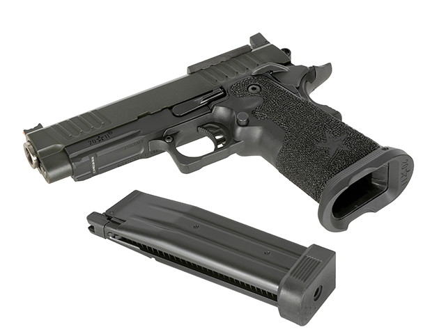 Airsoft-Pistole mit strukturiertem Griff und separatem Magazin auf weißem Hintergrund.