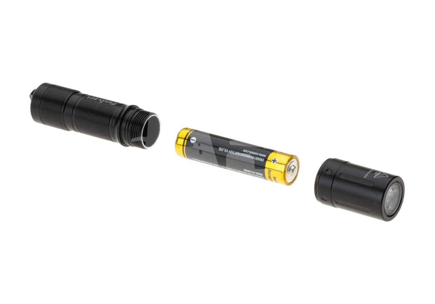 Zerlegte Taschenlampe mit Batterie, bestehend aus Gehäuse, Akku und Leuchtkopf.