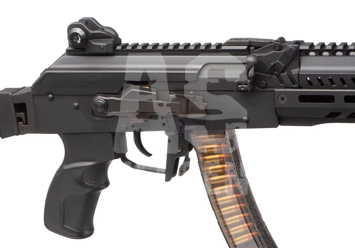 Airsoft Sturmgewehr mit transparentem Magazin und sichtbaren BBs, seitliche Nahaufnahme.