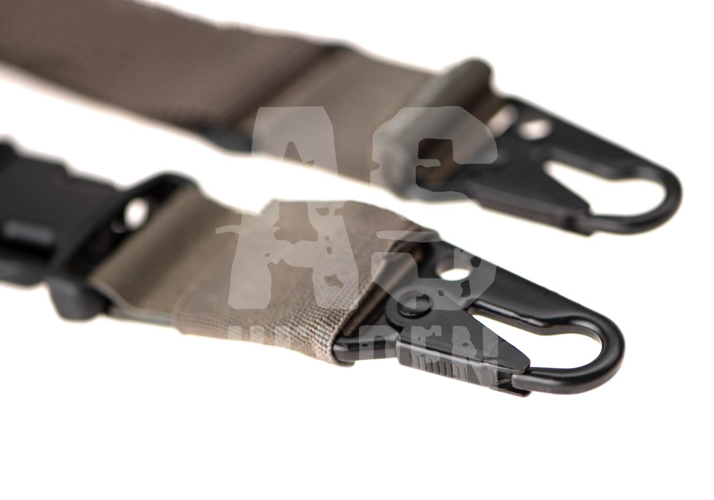 Taktischer Gewehrriemen mit robusten Metallhaken, ideal für Airsoft-Ausrüstung.
