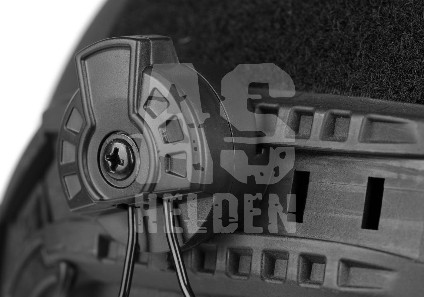 Nahaufnahme eines taktischen Helmverschlusses mit Schraube und Schienensystem.