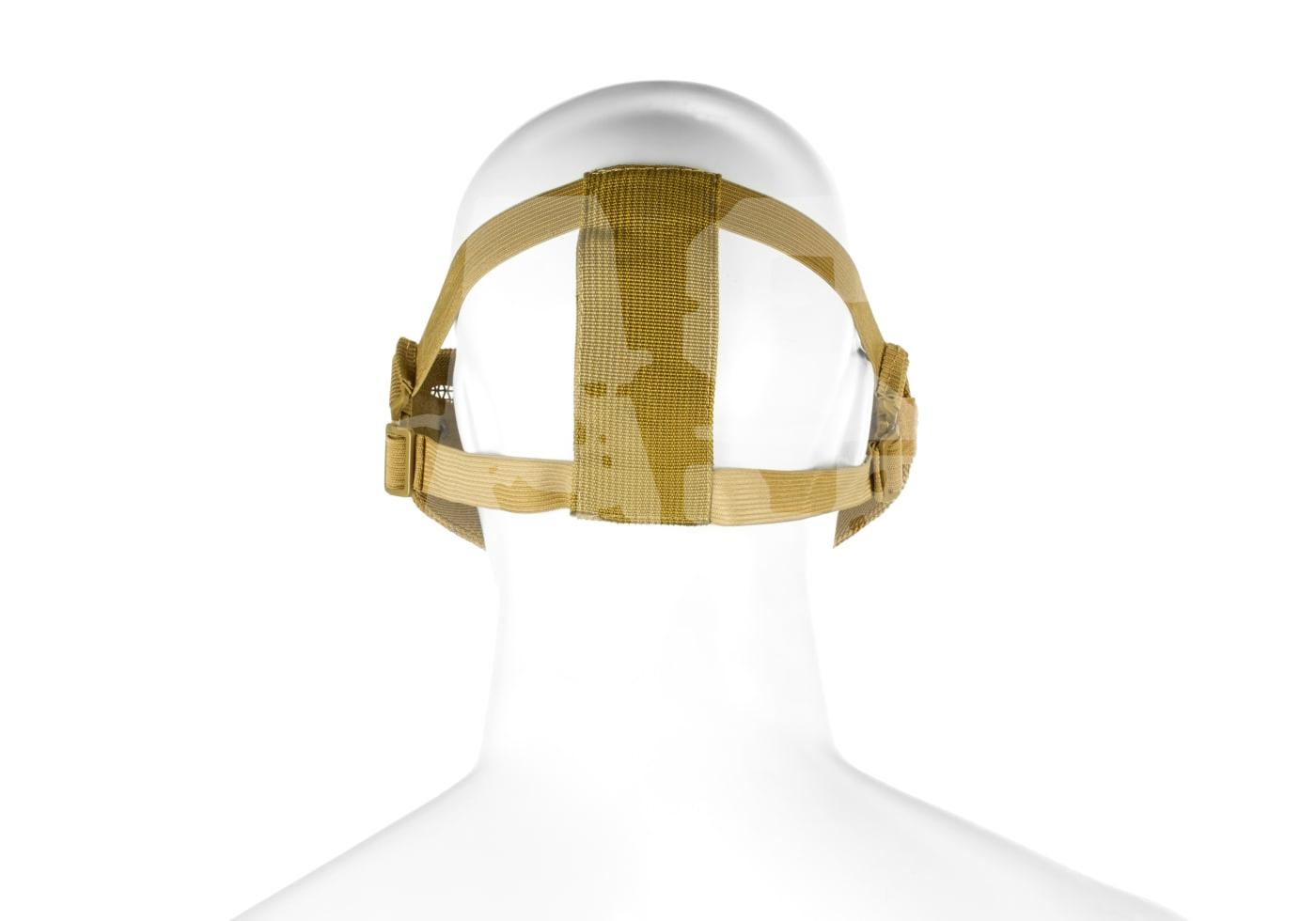 Rückansicht einer hellbraunen Airsoft-Gesichtsmaske mit elastischen Bändern auf einem weißen Modellkopf.