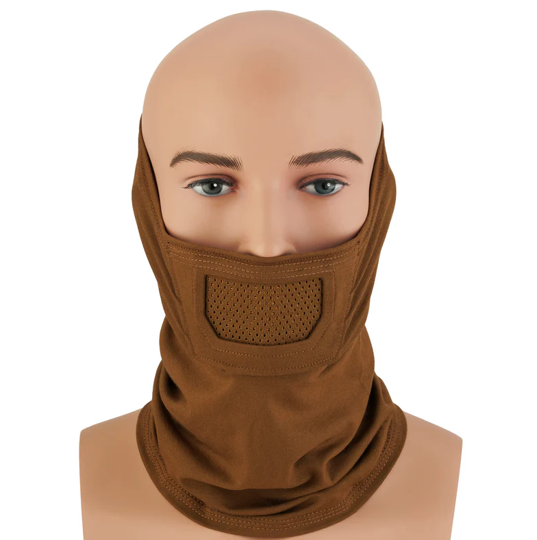 Braune Airsoft-Balaclava auf Schaufensterpuppe mit Mundschutz aus Netzgewebe.