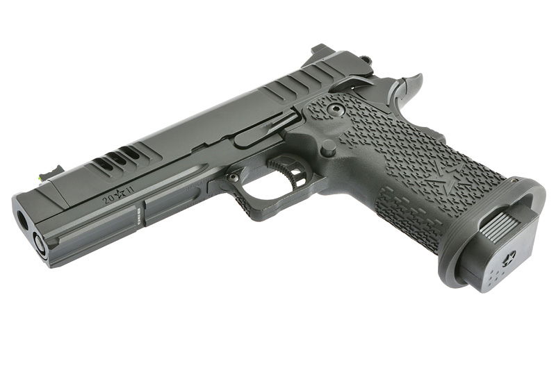 Schwarze Airsoft-Pistole mit strukturiertem Griff und Schlitten, im seitlichen Winkel dargestellt.