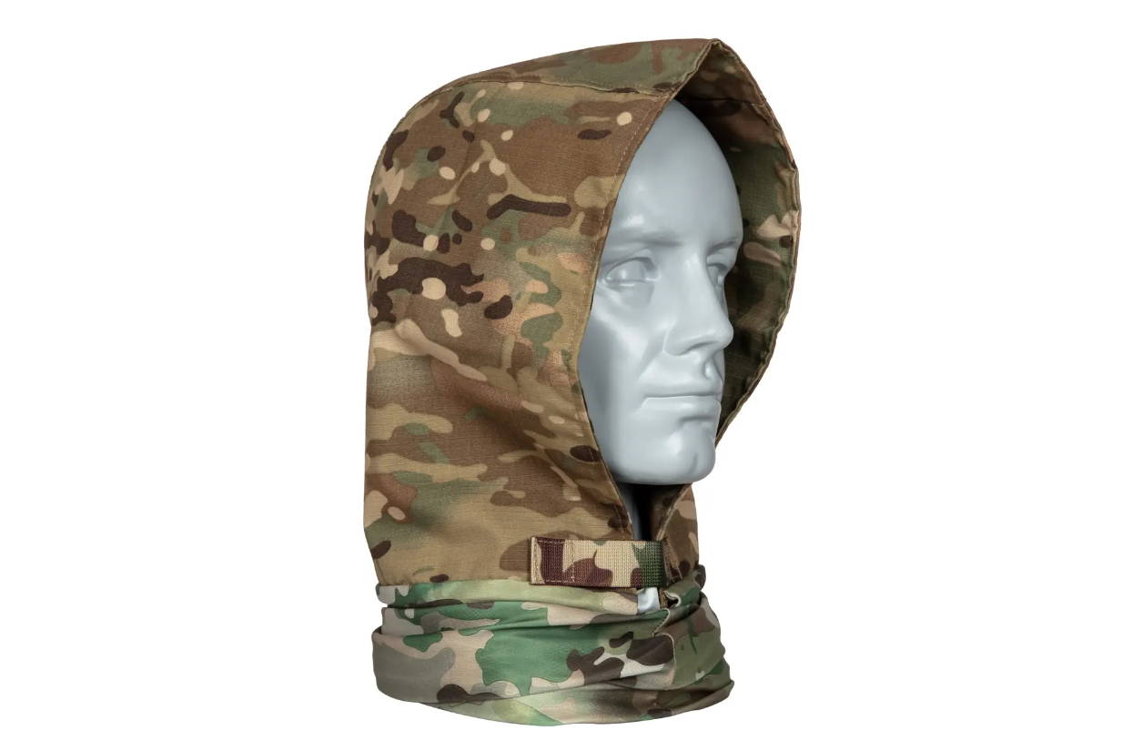 Tarnmuster-Balaclava auf einer hellgrauen Mannequin-Büste für Airsoft.