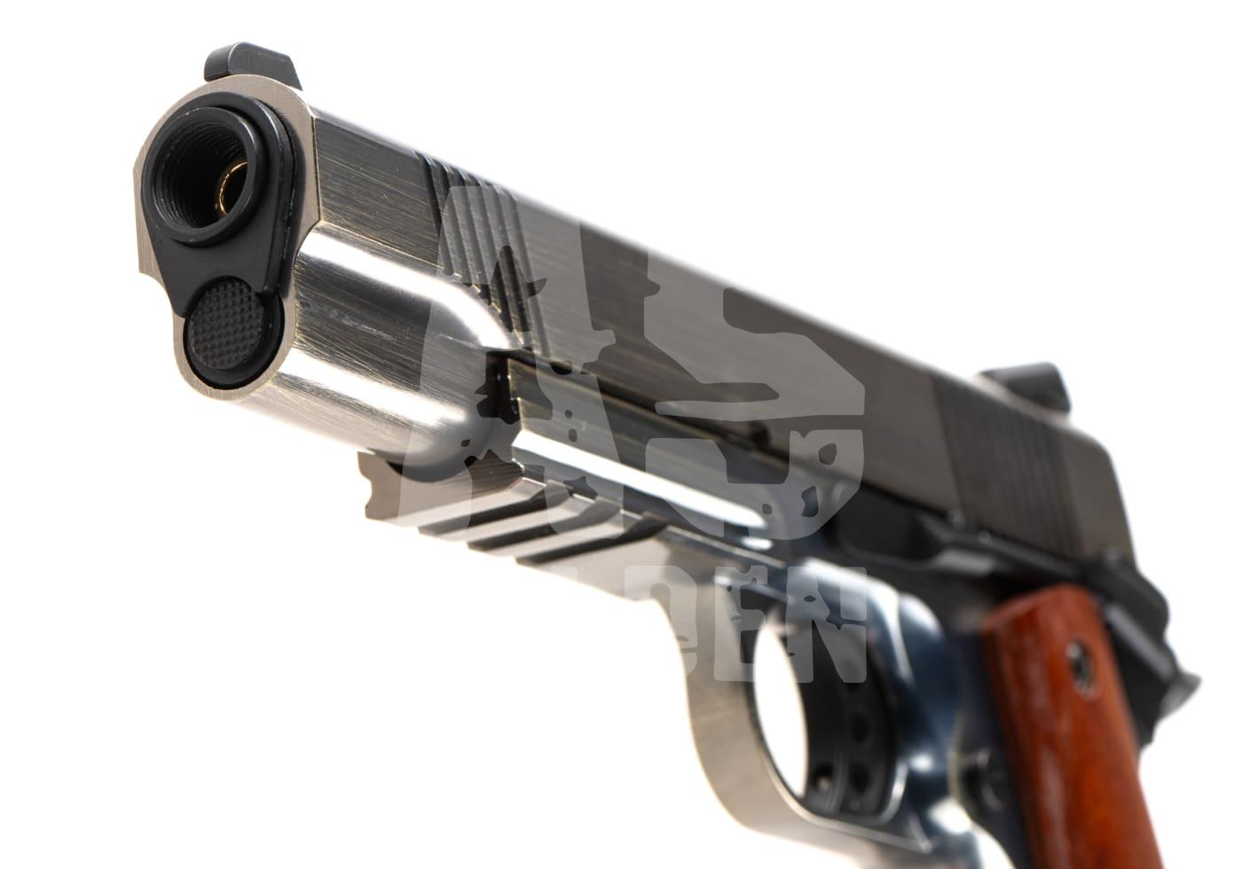 Nuprol Raven MEU Railed GBB Brushed - ab 18 Jahren Airsoft-Pistole, Nahaufnahme der Mündung und des Laufs, mit metallischer Oberfläche und Holzgriff.