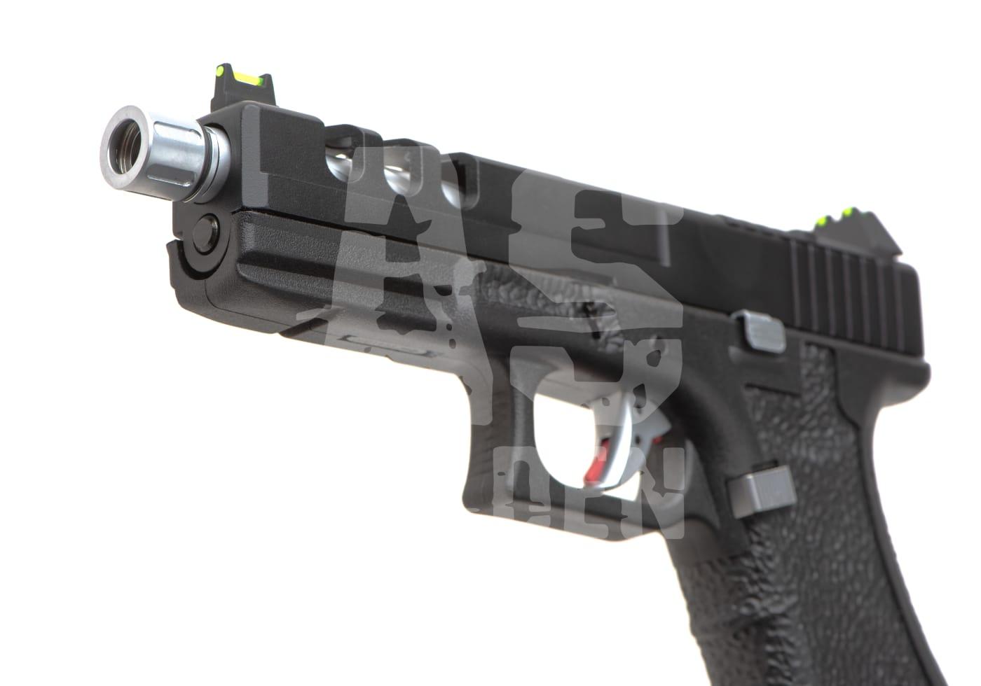 Airsoft-Pistole mit taktischem Lauf und Visier, schwarze Oberfläche.