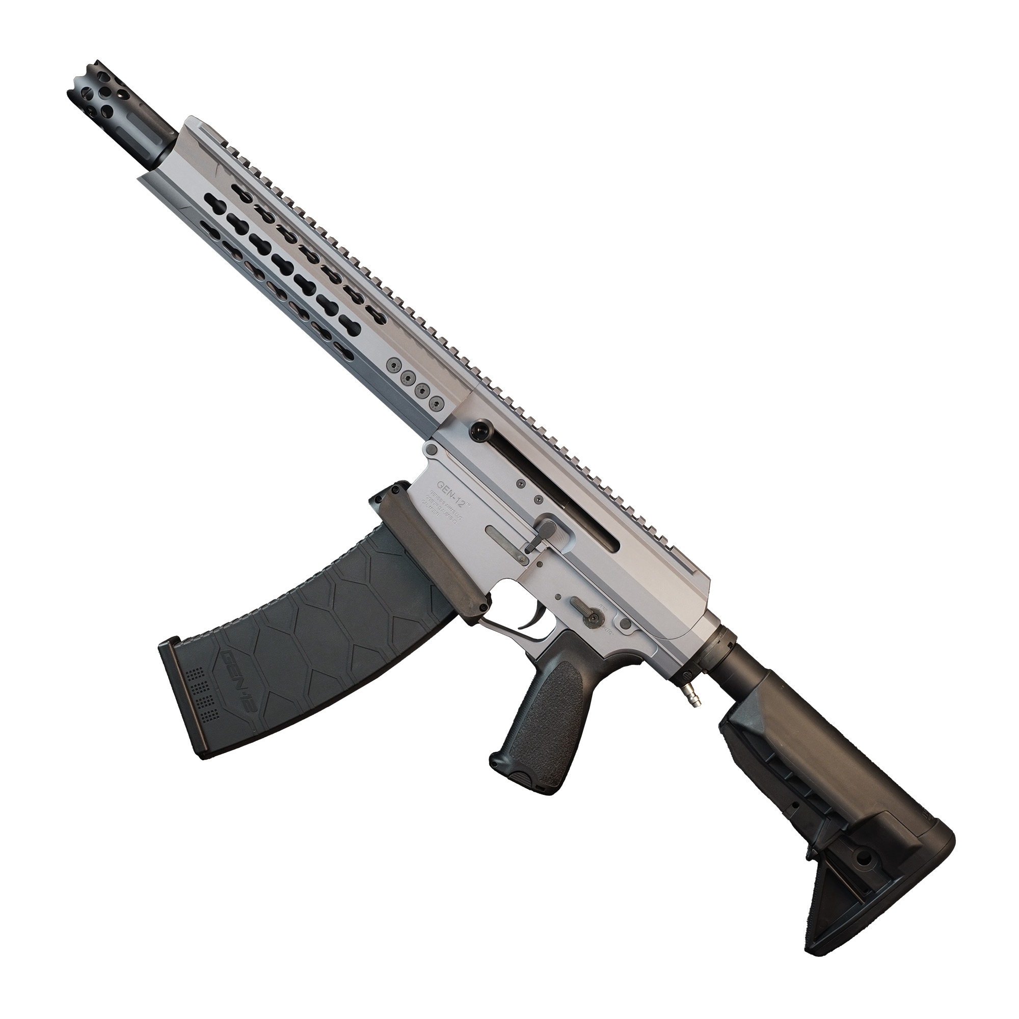 Silbernes Airsoft-Gewehr mit taktischem Magazin und verstellbarem Schaft auf weißem Hintergrund.