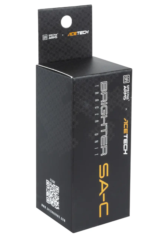 Schwarze Verpackung der Acetech Brighter Tracer Unit SA-C, mit Logos von "Specna Arms" und QR-Code.