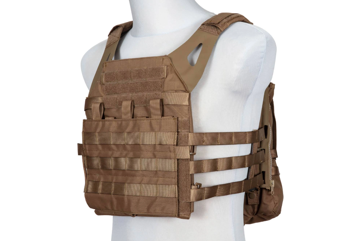 Taktische, braune Plate Carrier-Weste auf einer Schaufensterpuppe für Airsoft-Ausrüstung.