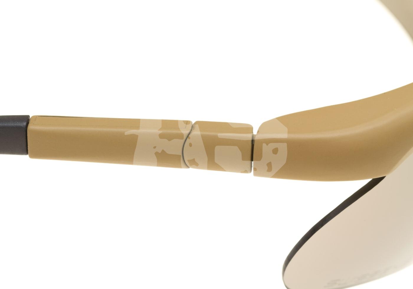 Nahaufnahme eines Brillenbügels in Sandfarben mit Tarnmuster.