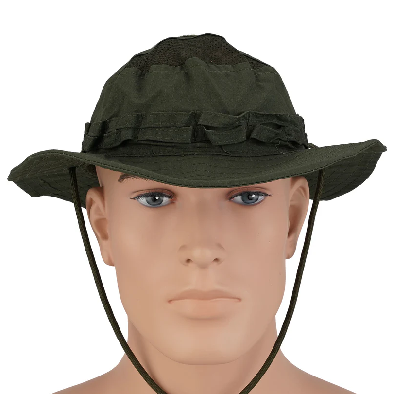 Grüner Boonie-Hut auf Schaufensterpuppe, ideal für Airsoft-Tarnung.