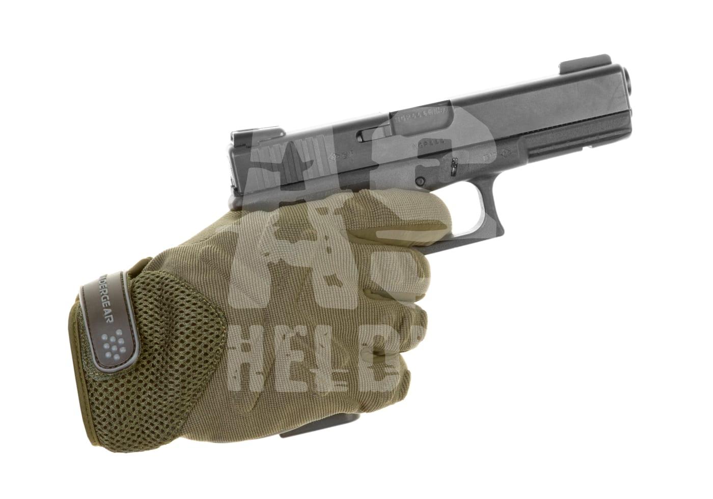 Hand mit taktischem Handschuh hält eine schwarze Airsoft-Pistole.