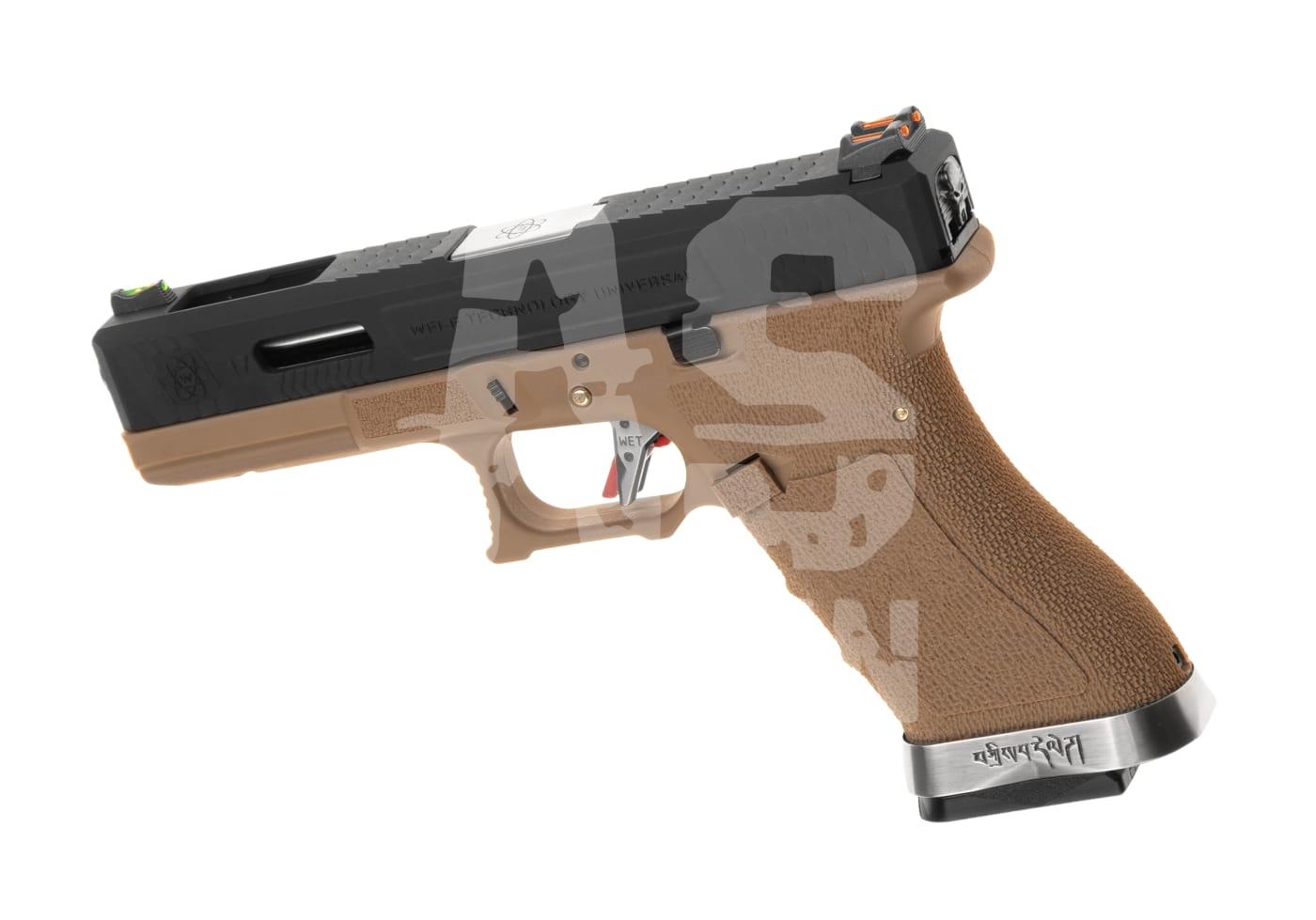 Airsoft-Pistole mit schwarz-braunem Design und Metallelementen, seitlich abgebildet.