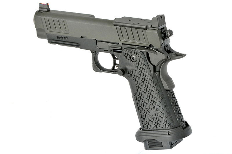 Schwarze Airsoft-Pistole im Profil, mit strukturiertem Griff und Visierung.