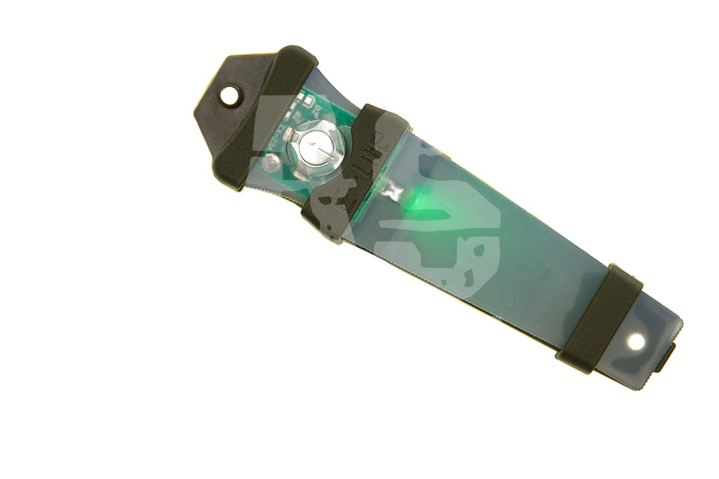 Grünes LED-Light-Panel mit Batteriefach und Aufhängung, ideal für Airsoft-Nachtspiele.