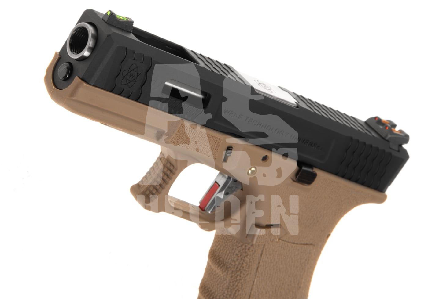 Airsoft-Pistole, schwarz-tan, mit Fiber-Optik-Visierung und strukturierter Griffoberfläche, im Detail gezeigt.