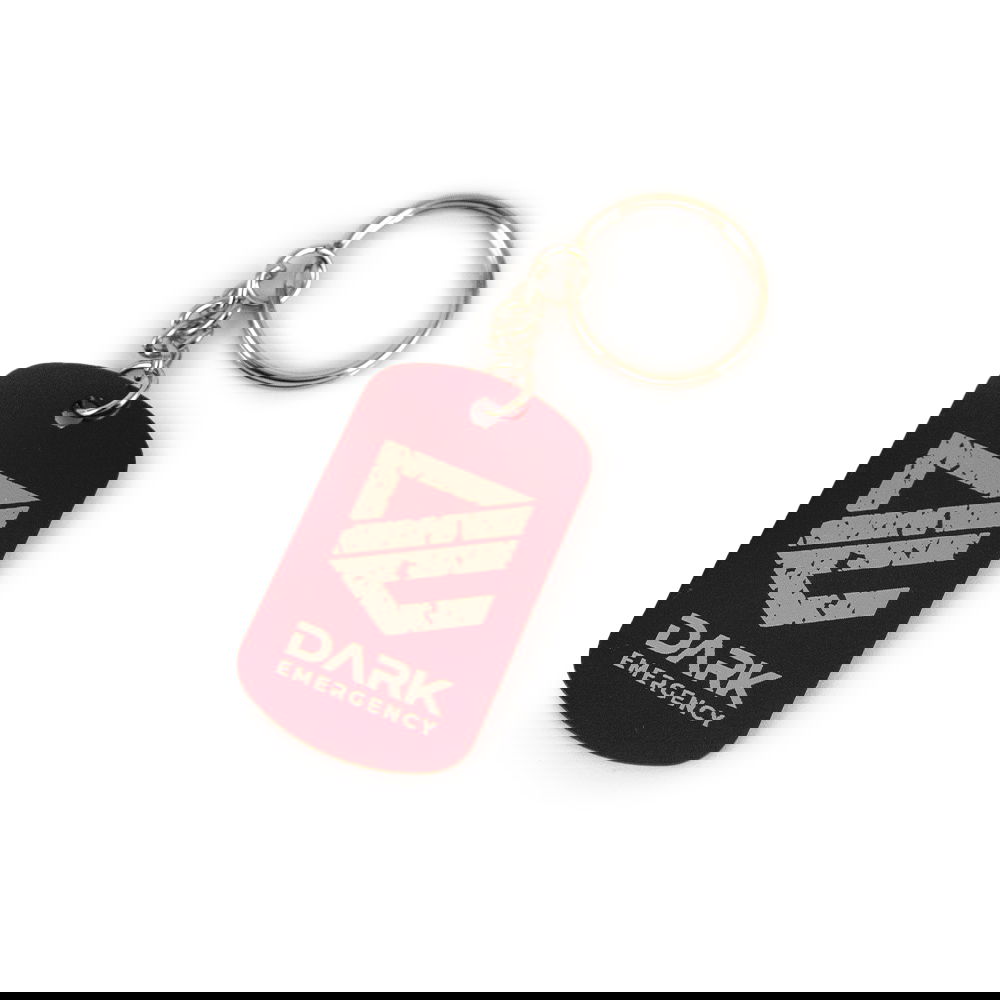 Dark Emergency - Dog Tag (Rot) Roter Metall-Schlüsselanhänger mit "Dark Emergency"-Logo.