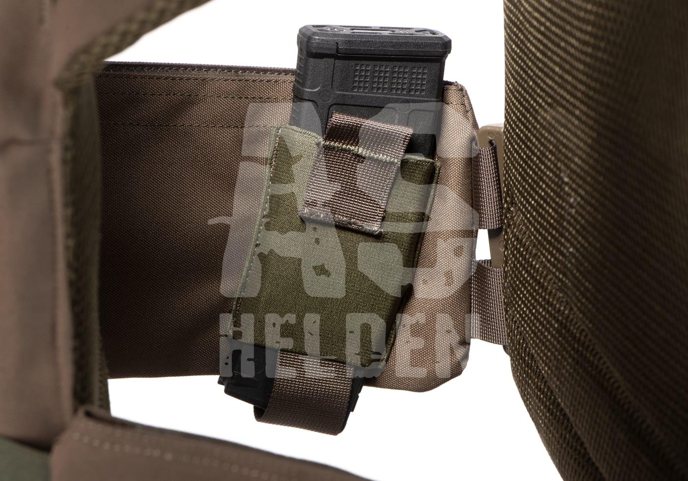 Taktische Magazintasche mit eingestecktem Airsoft-Magazin, olivgrüne Ausführung, Nahaufnahme.