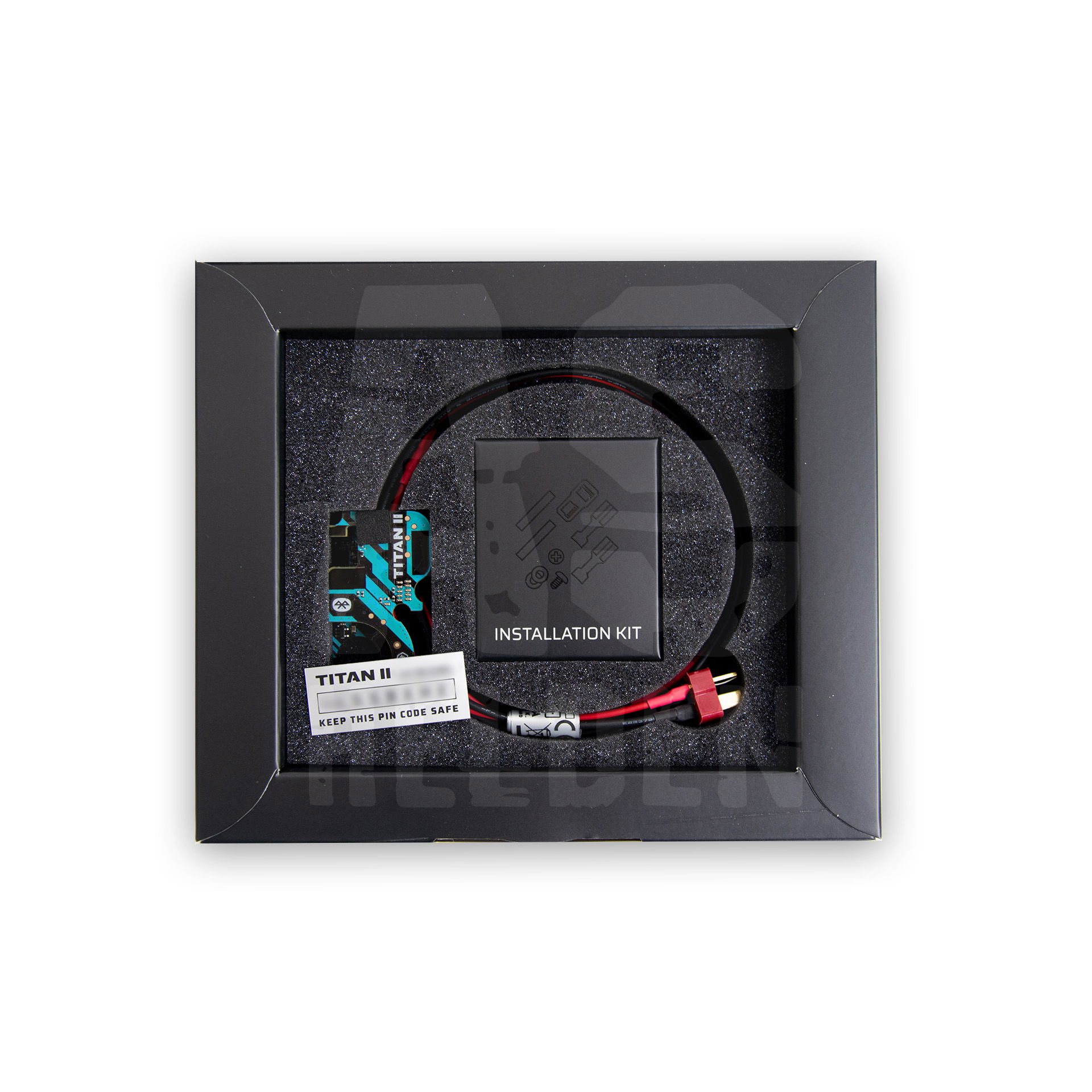 Airsoft Titan II Installation Kit mit Kabel und PIN-Code-Karte in Schaumstoffbox.