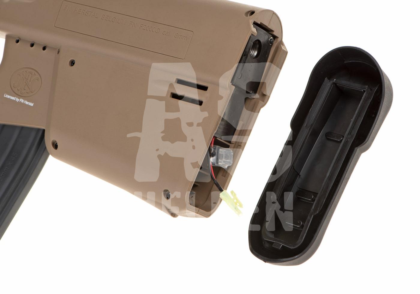 G&G FN F2000 Tactical S-AEG - ab 18 Jahren Detail eines Airsoft FN F2000 Gehäuses mit entfernter Abdeckung, Kabel und Stecker sichtbar.