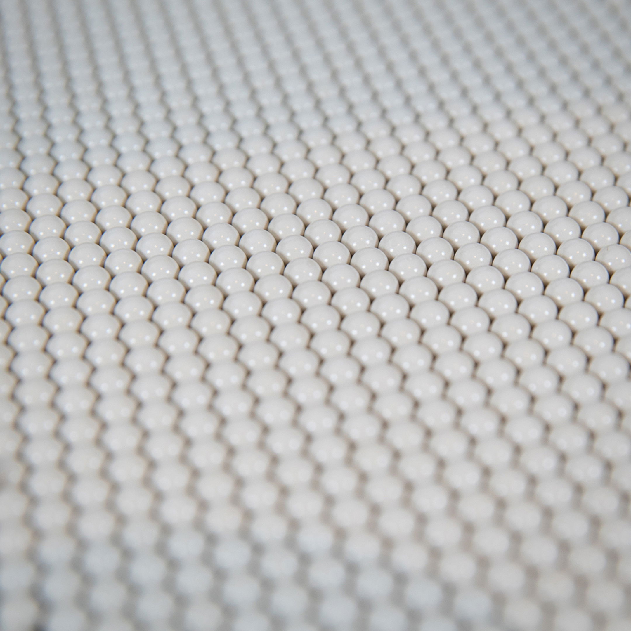Viele weiße Airsoft-Kugeln dicht aneinander gereiht.