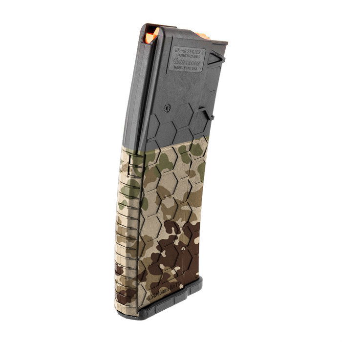 Airsoft-Magazin mit Hexmuster und Tarnfarbe, Teil der HX AK-Serie, aufrecht stehend.