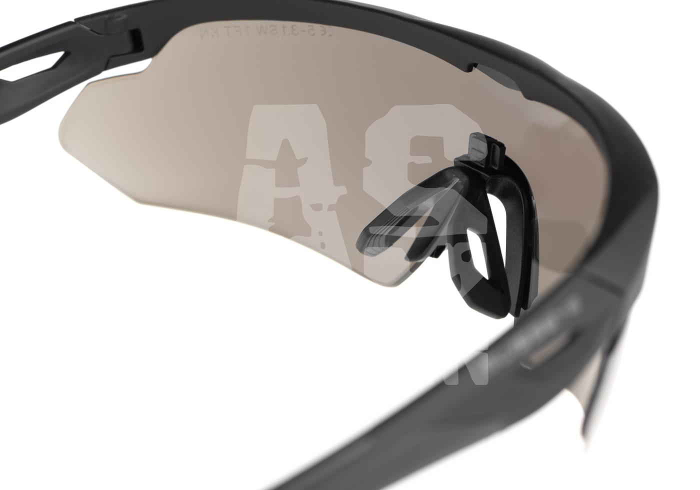 Schwarze Airsoft-Schutzbrille mit getönten Gläsern und Nasenpolster, seitliche Ansicht.
