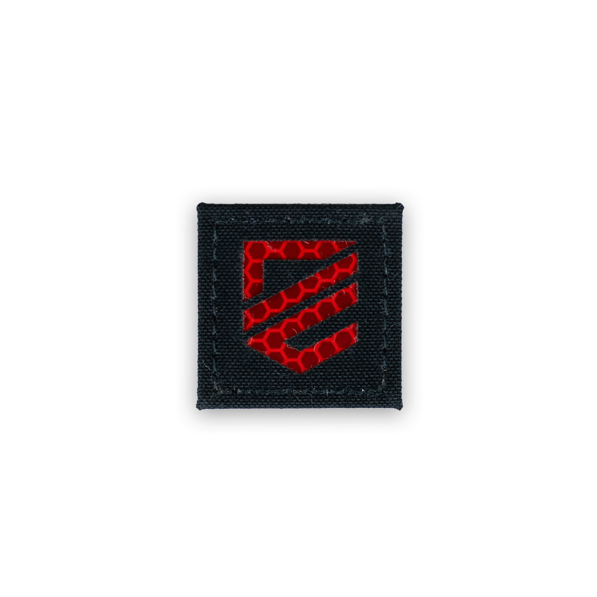 Schwarzes Airsoft-Patch mit rotem, geometrischem Muster auf Stoff.
