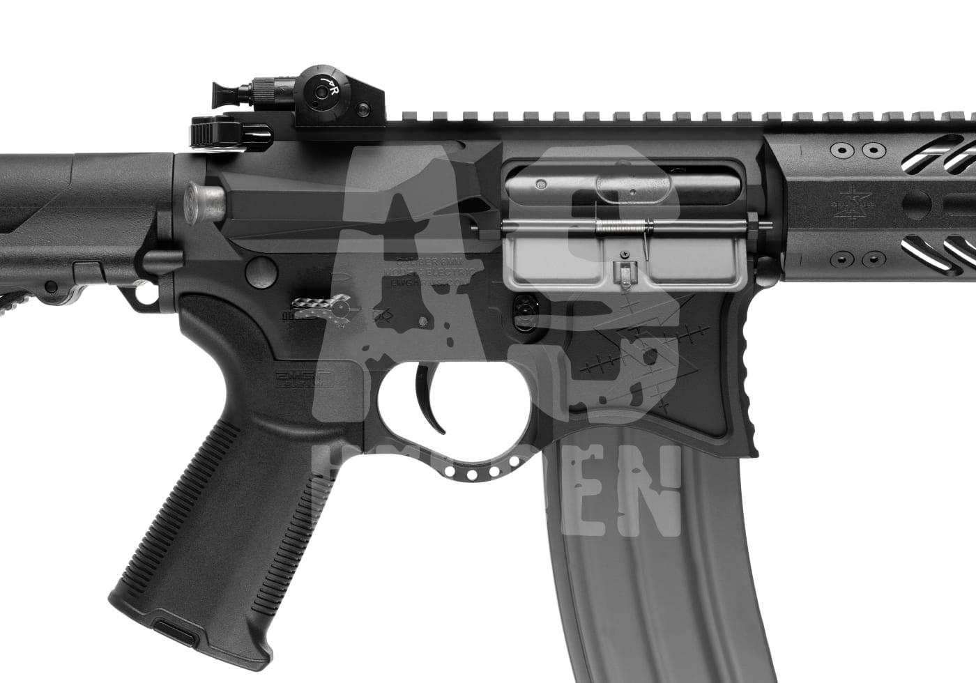 Nahaufnahme eines taktischen Airsoft-Gewehrs mit einstellbarem Visier und ergonomischem Griff.