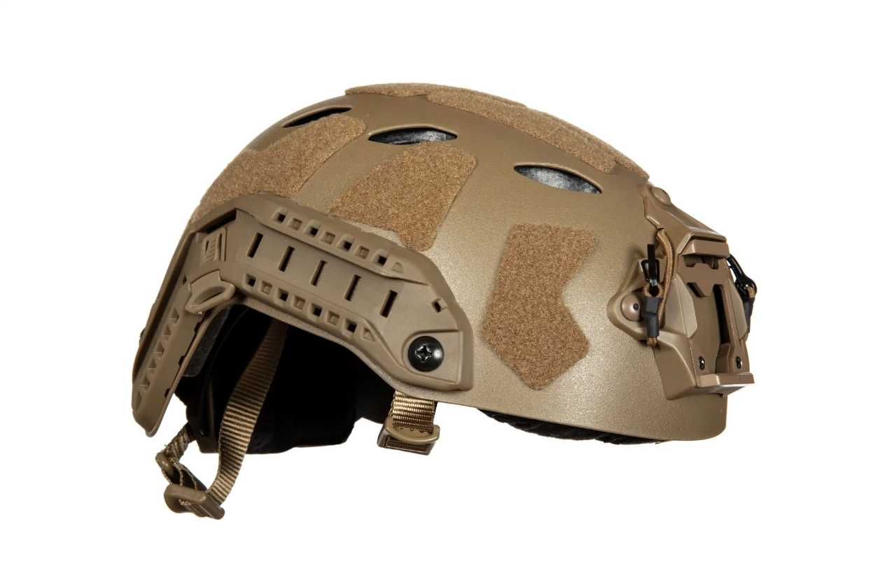 Taktischer Airsoft-Helm in Braun mit Halterung und Klettflächen, seitliche Schienen zur Montage von Zubehör.