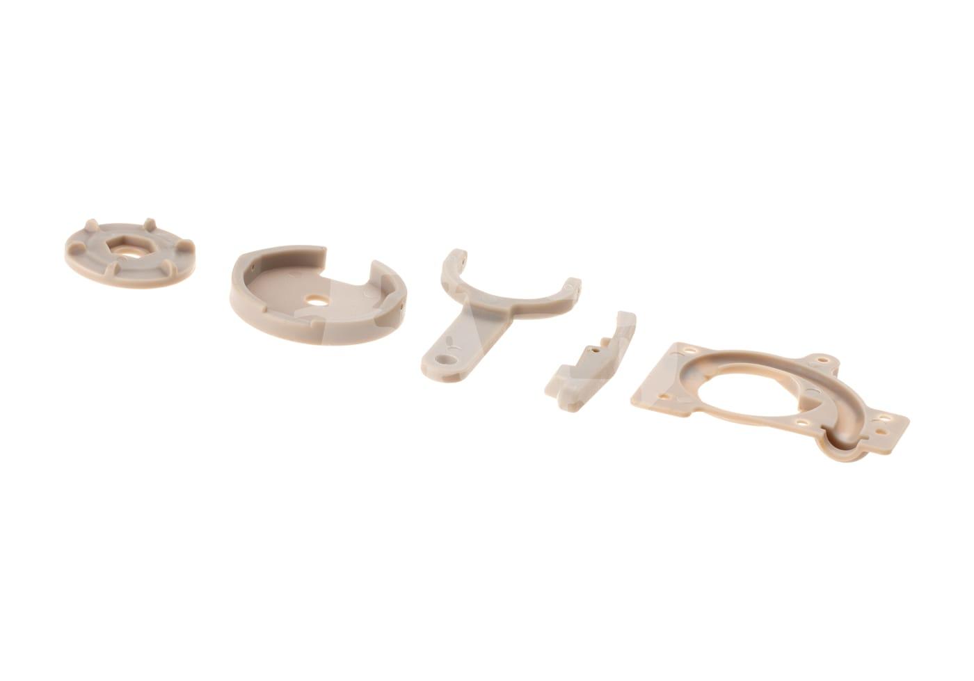 Fünf beige Airsoft-Waffen-Gehäuseteile, verteilt und getrennt auf weißem Hintergrund.