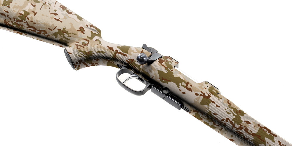 Airsoft-Schalldämpfergewehr mit Wüstentarnung in Nahaufnahme seitlich.