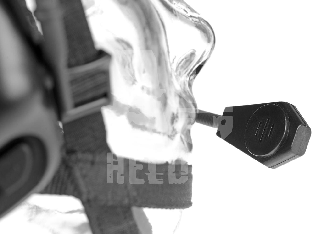 Nahaufnahme eines taktischen Headsets mit Mikrofon an einer transparenten Maske.