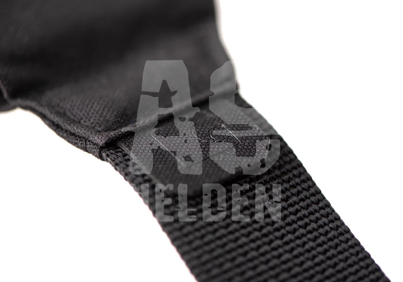 Nahaufnahme eines schwarzen, textilen Bandes auf weißem Hintergrund, mit Airsoft Helden Logo.