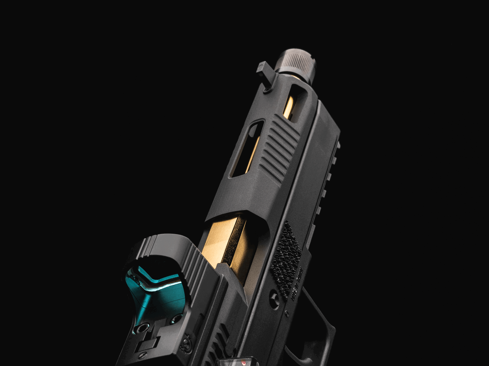 Airsoft-Pistole mit goldfarbener Innenmechanik und holografischem Visier vor schwarzem Hintergrund.