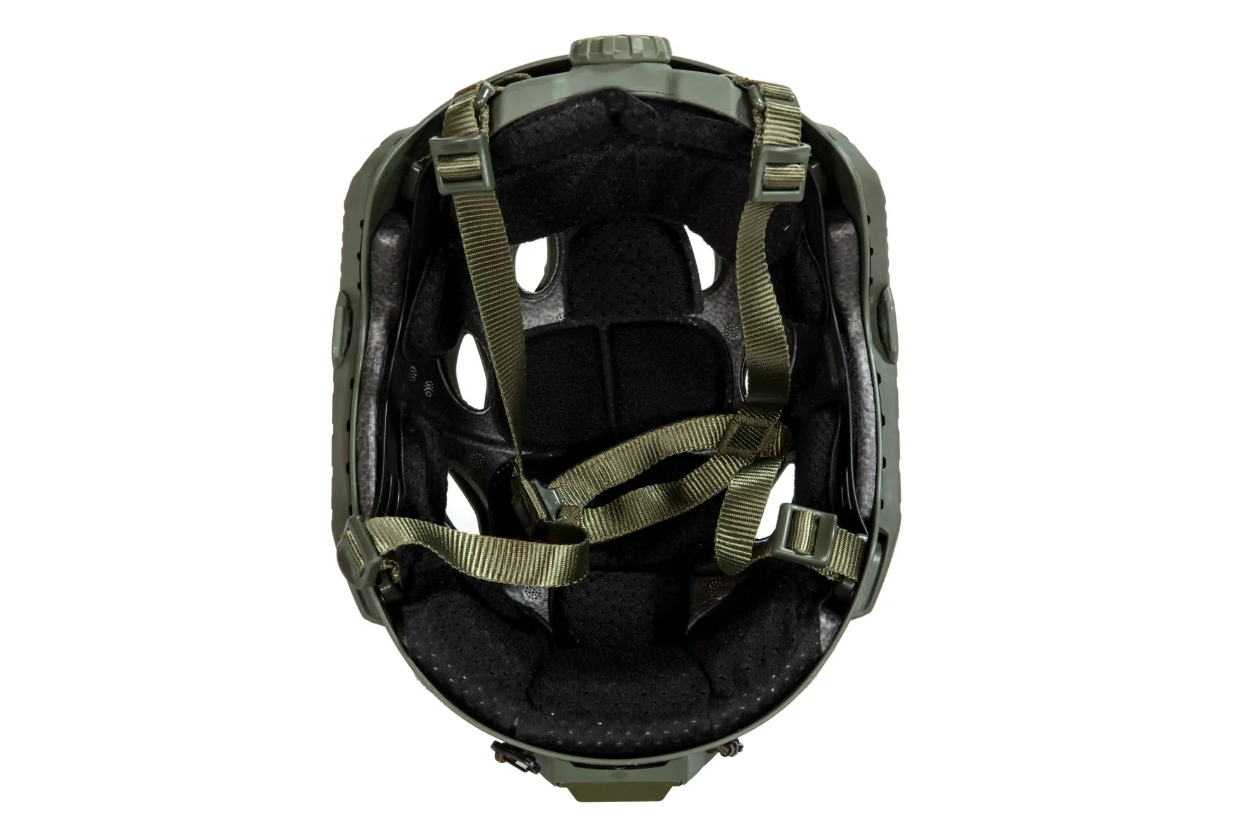 Airsoft-Helmeinsatz mit Riemen und Polsterung, Innenansicht, seitlich geöffnet für Belüftung.