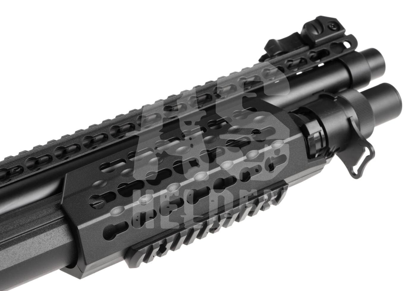 Cyma CM367 3-Shot Shotgun - ab 18 Jahren Nahaufnahme einer Airsoft-Shotgun mit taktischer Picatinny-Schiene und perforiertem Handguard.