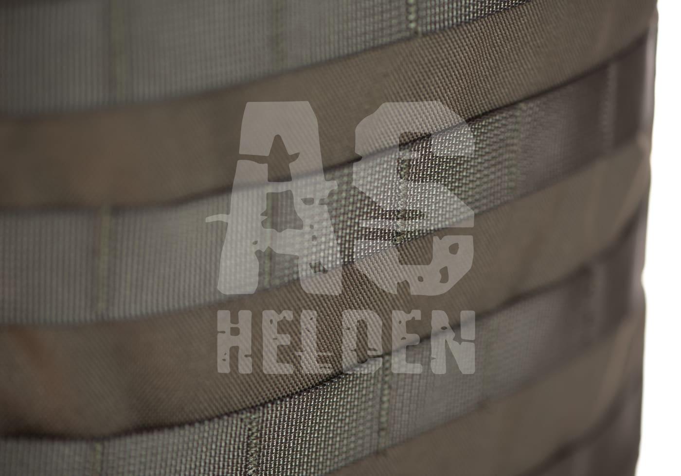 Cargo Pack Nahaufnahme von MOLLE-Gewebe in Tarnfarbe mit Airsoft-Helden-Logo darüber.