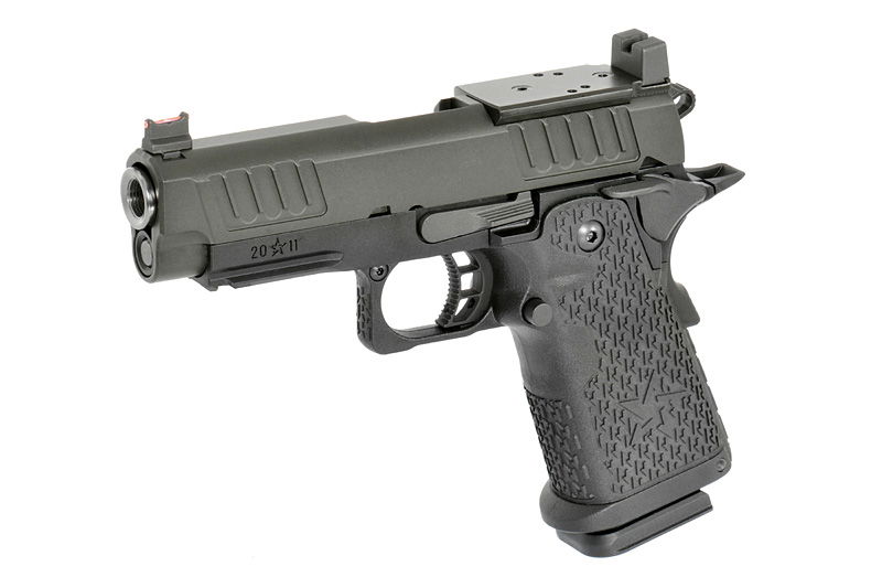 Schwarze Airsoft-Pistole mit strukturiertem Griff und rotem Kornvisier, seitliche Ansicht.