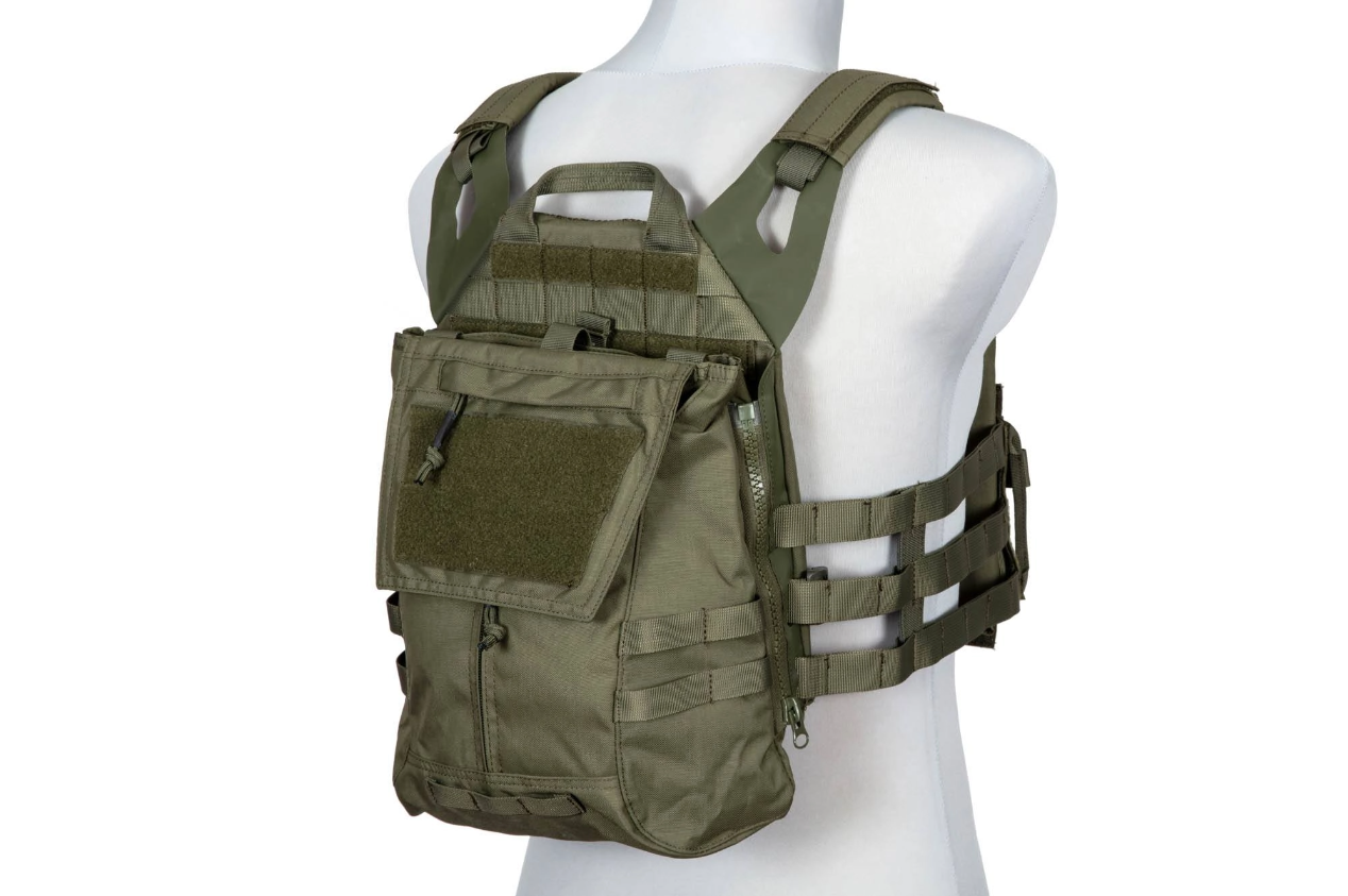 GFT Jump MK2 Tactical Vest Olivegrüne Airsoft-Rückentrageweste auf Schaufensterpuppe, mit Molle-System und verstellbaren Gurten.