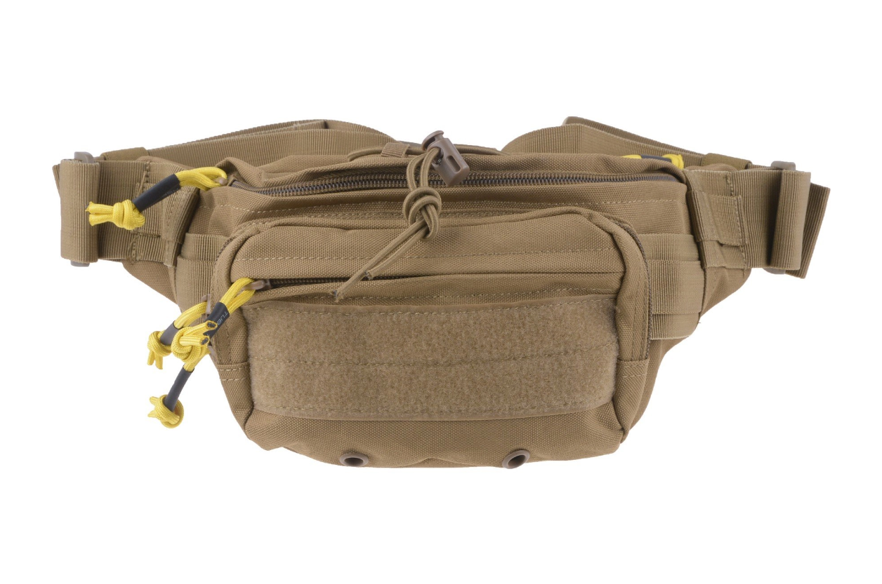 Taktische Bauchtasche in Braun mit gelben Kordelzügen und Reißverschlüssen, ideal für Airsoft-Zubehör.