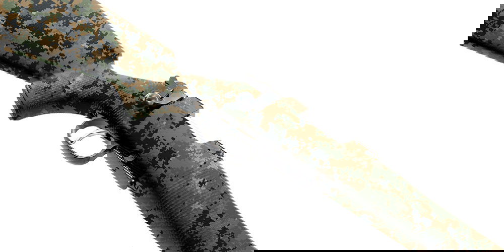 GunsWrap Rifle Skins Tarnfarbene Airsoft-Scharfschützengewehr-Nachbildung mit Digitalmuster, zeigt Abzug und Bolzen.